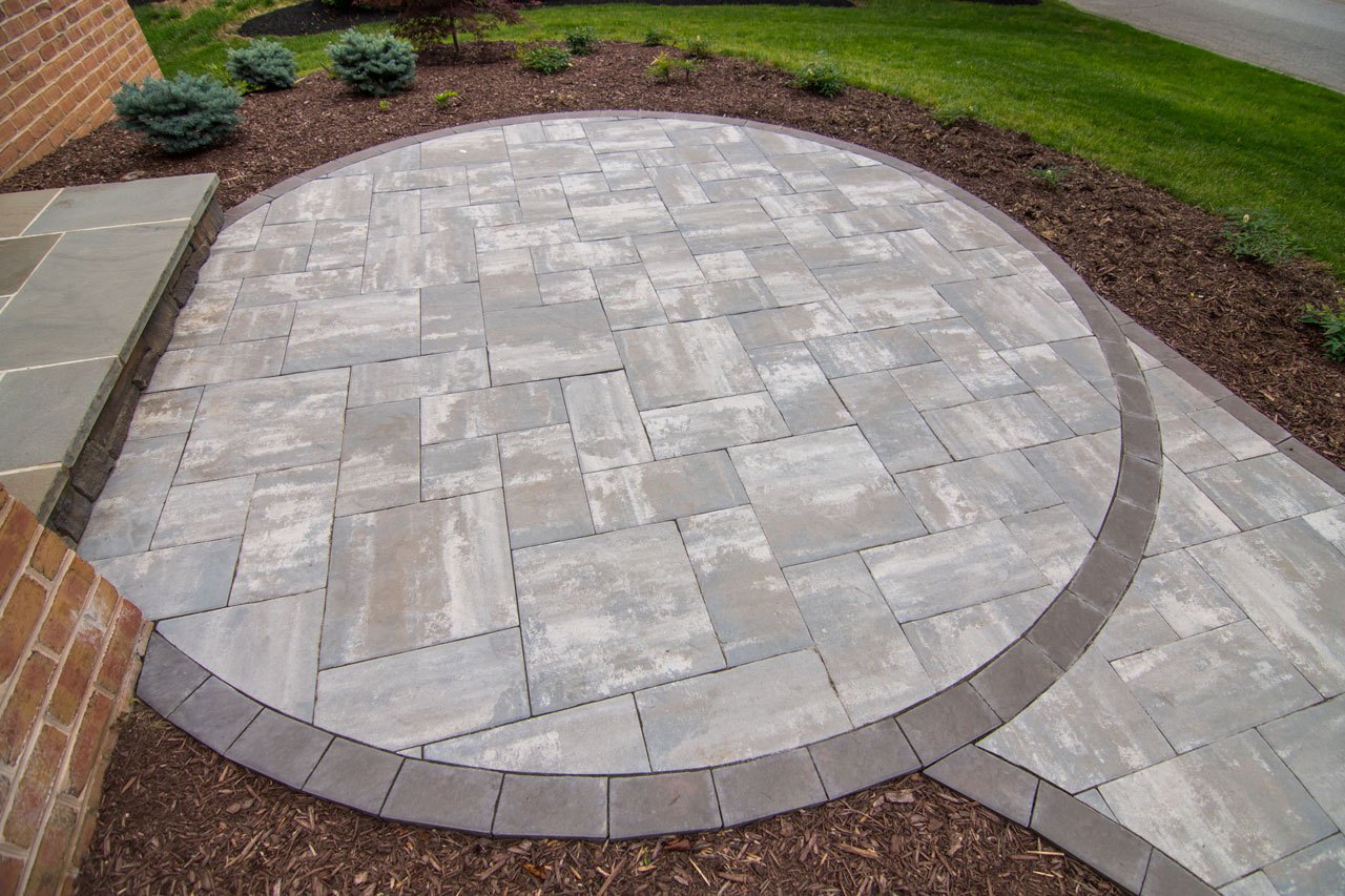 Circular interlocking paver patio design